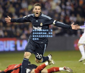 okooo澳客网官网_安菲尔德半场闷平，伯恩利铁桶阵难破，埃基蒂克失良机凯尔凯兹染黄离场